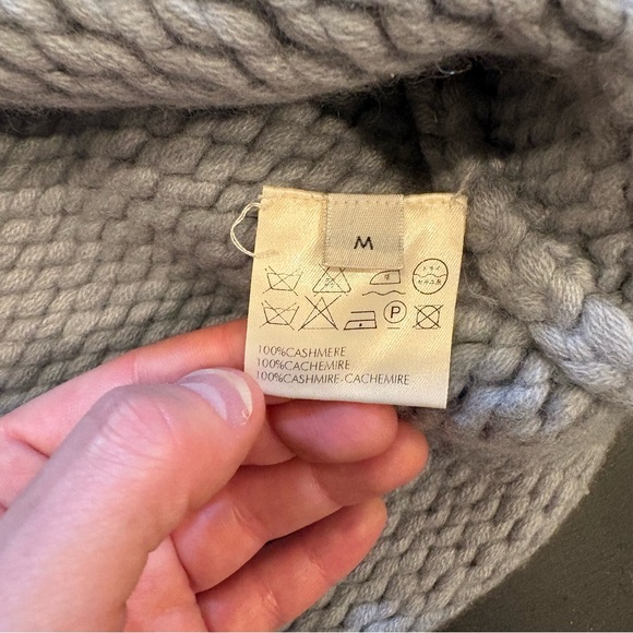 Vintage 1990’s 100% cashmere Calvin Klein Light Gray Knit Sweater - Picture 4 of 8